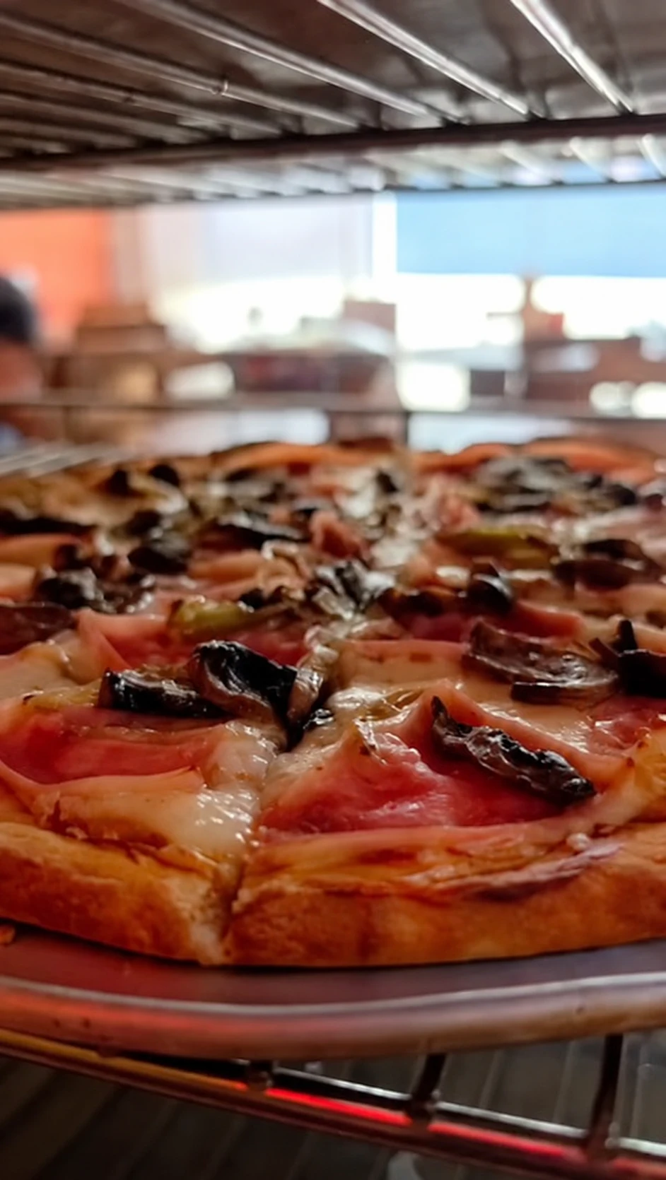 Variedad real de pizza en el buffet de La Pizzería
