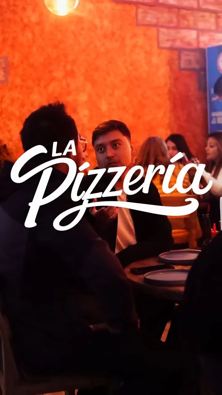 Mesa y ambiente real de La Pizzería en su video oficial