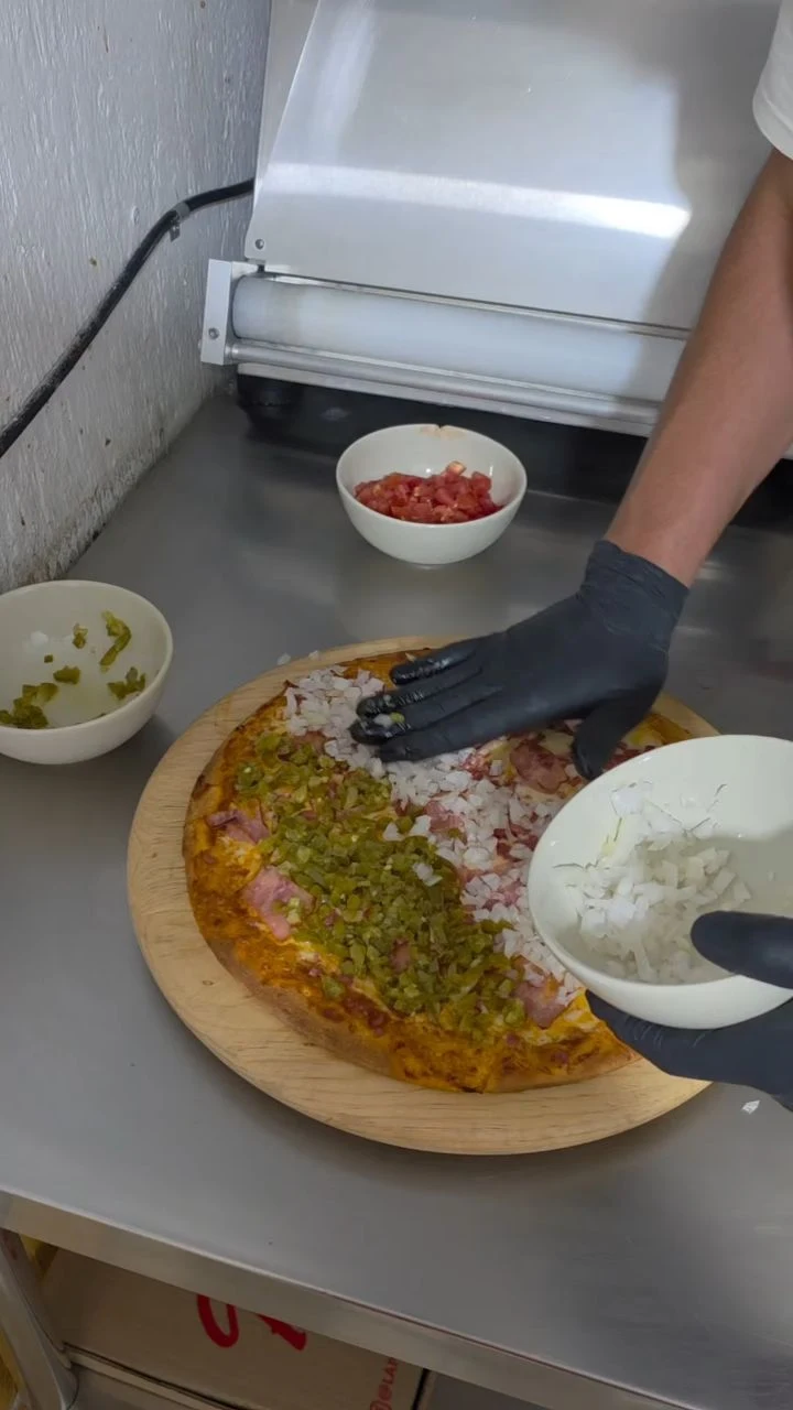 La preparación de la pizza de la casa en su reel oficial